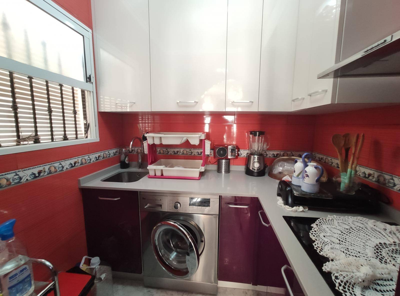 Apartamento en planta alta de 2 dormitorios, 1 baño y con piscina comunitaria.