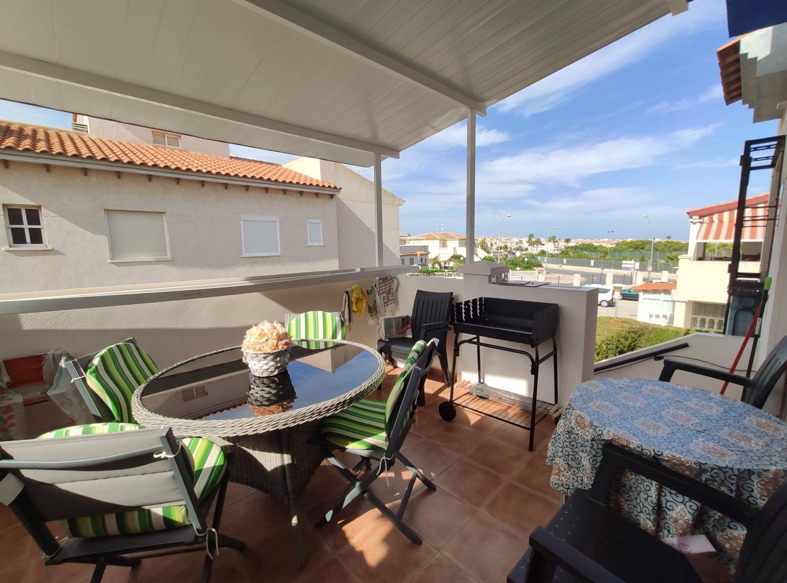 Apartamento en planta alta de 2 dormitorios, 1 baño y con piscina comunitaria.