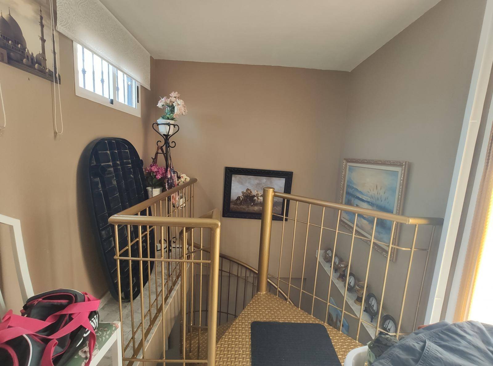 Appartement au dernier étage avec 2 chambres, 1 salle de bain et piscine communautaire.