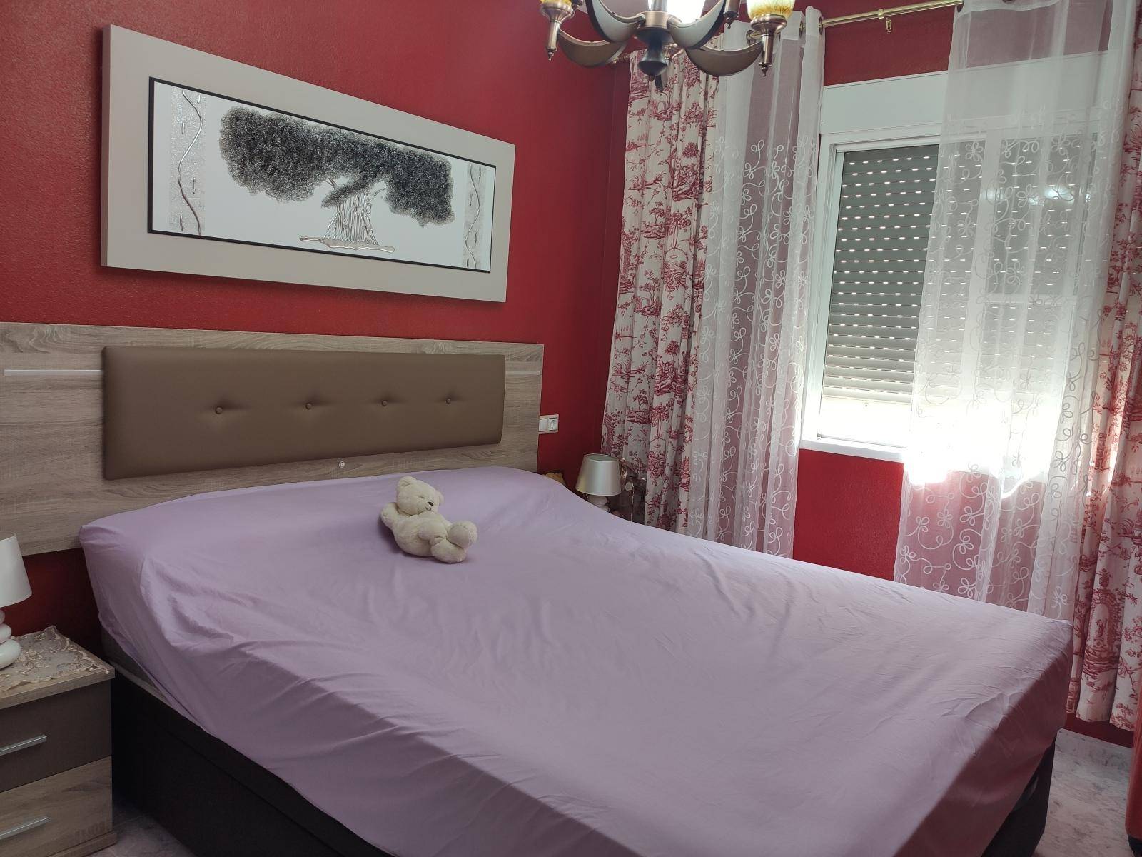 Appartamento all'ultimo piano con 2 camere da letto, 1 bagno e piscina comune.