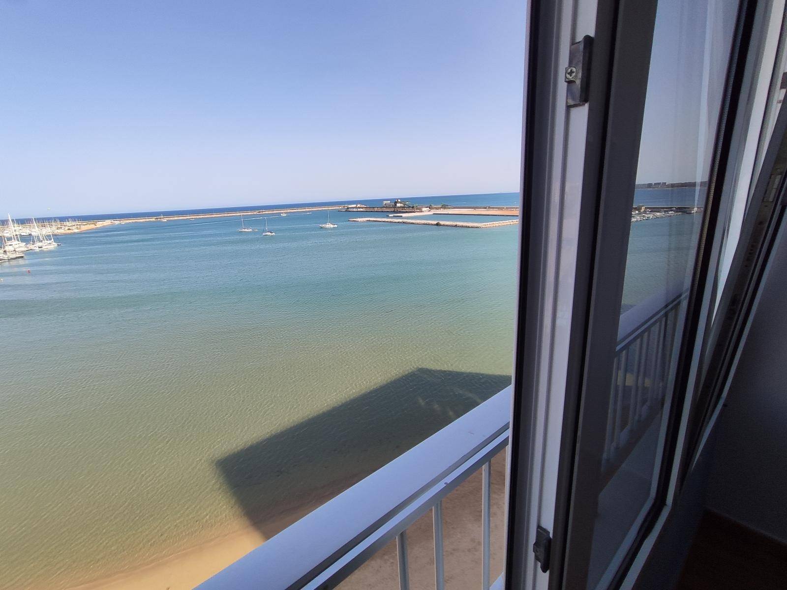 Appartement eerste lijn aan de kust met 3 slaapkamers, 2 badkamers.