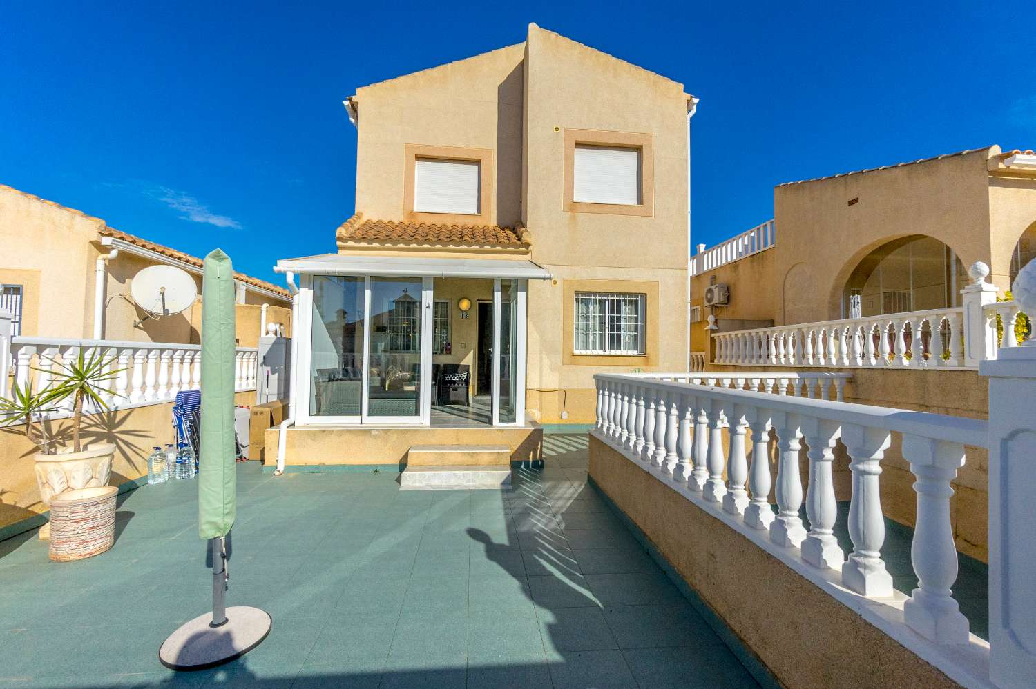 Detached villa with 4 bedrooms, 2 bathrooms and communal pool.