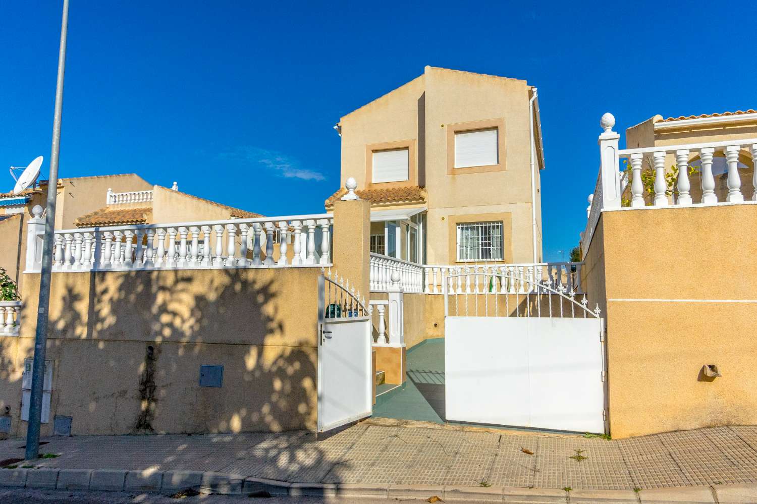 Detached villa with 4 bedrooms, 2 bathrooms and communal pool.