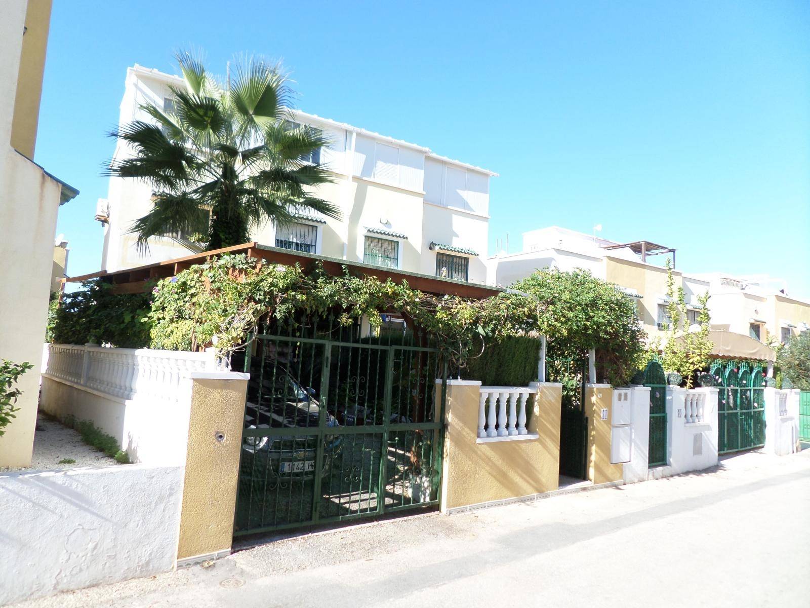 Duplex situado Los ALTOS con 3 dormitorios , 2 baños en comunidad privada con piscina comunitaria