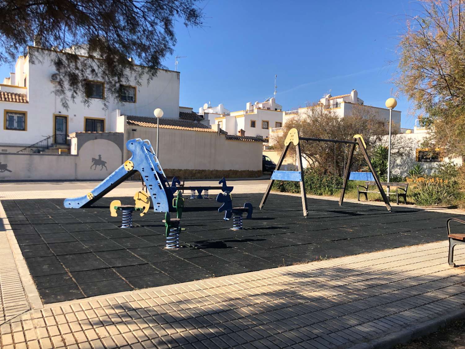 Duplex situado Los ALTOS con 3 dormitorios , 2 baños en comunidad privada con piscina comunitaria
